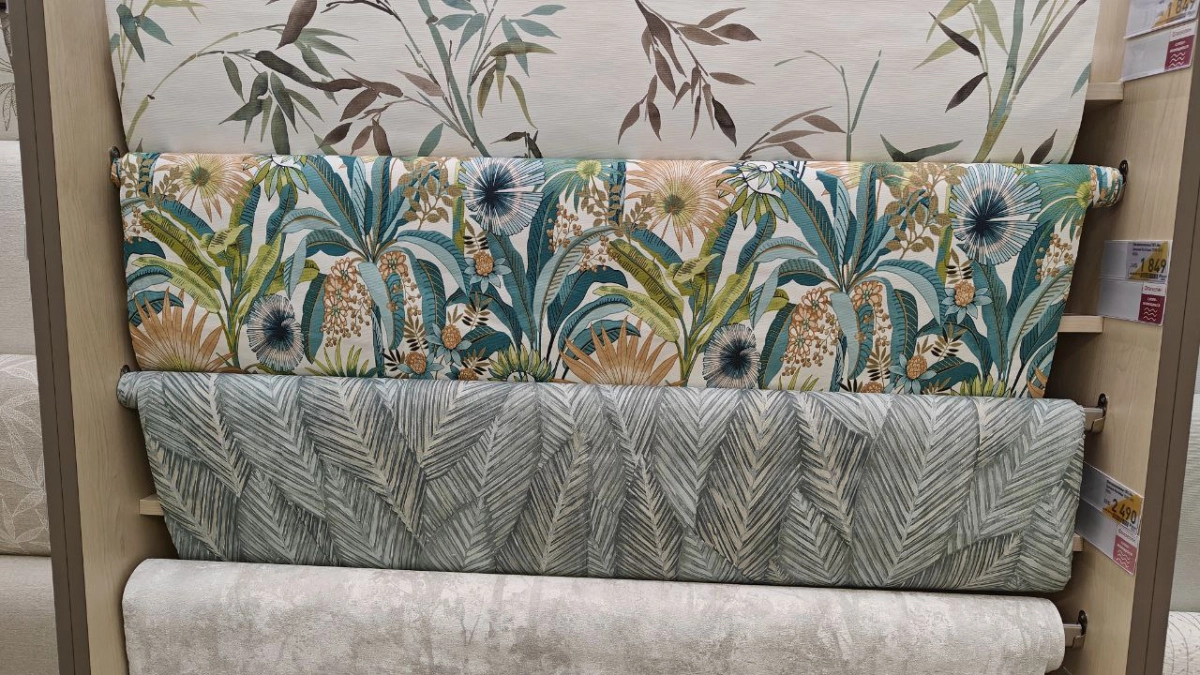 Заклеили обои — и уже щель? Спокойно: 4 способа всё исправить за полчаса без переделки