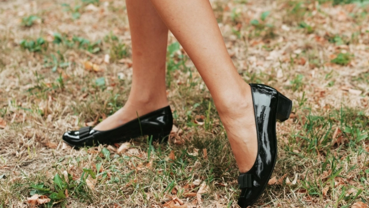 Балетки уходят в прошлое, хотя казались вечными: стилисты назвали обувь, которая их вытеснила в 2026 году