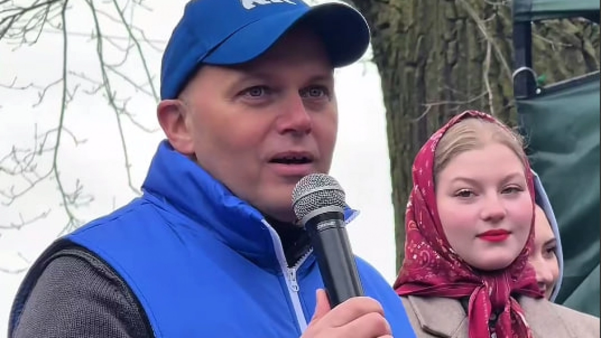 Чистый Калининград — общее дело: Беспрозванных и Дятлова лично прибрались у Летнего озера в рамках акции — фото