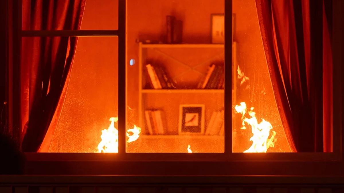 Столб огня в окне: на Пацаева 25 спасателей тушили крупный пожар в историческом здании в Калининграде