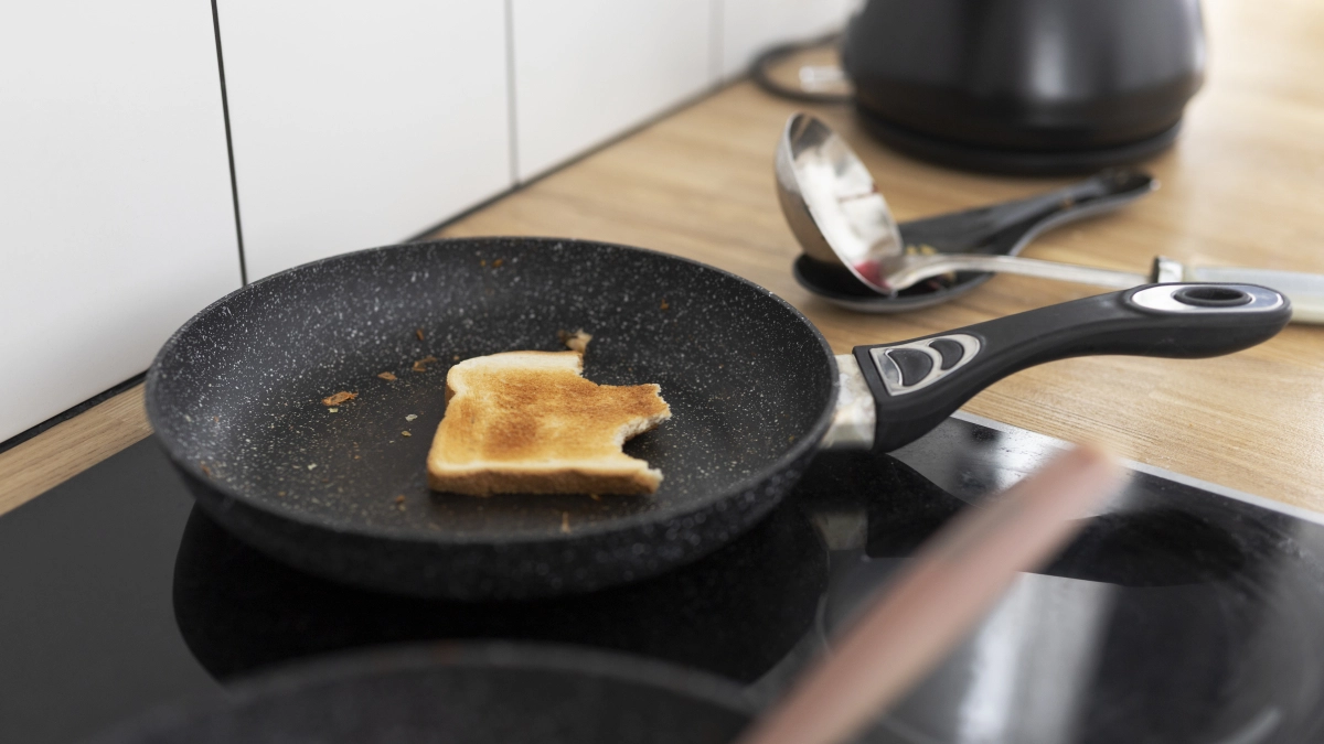 Два пакетика заливаю кипятком — и даже старая сковородка очищается без трения и химии: крутой лайфхак от бабушки