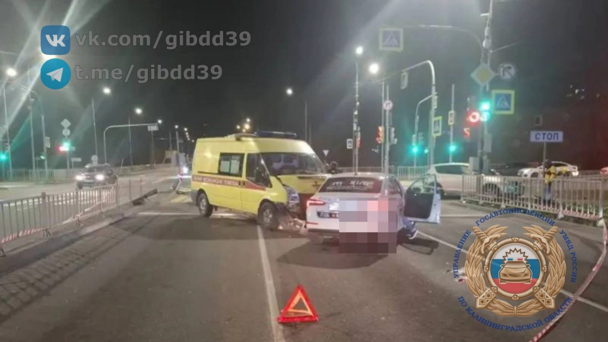 Тройное столкновение в Калининграде: на Гагарина «Тойота» не заметила скорую, спешившую на вызов