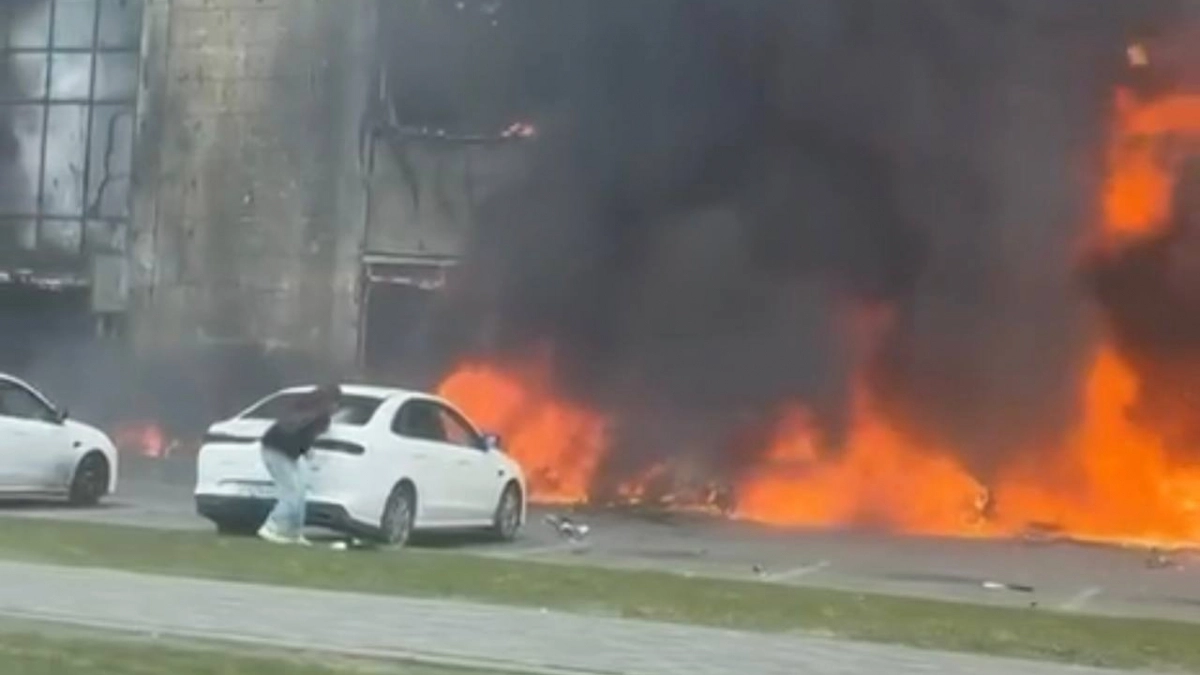 Огонь в ТЦ «Гиант» охватил 500 квадратных метров: Московский проспект перекрыт