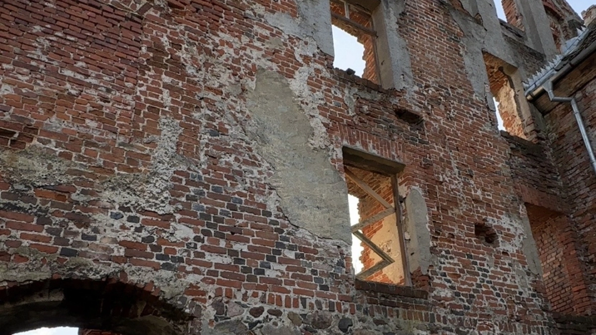 Опасная игра закончилась больницей: в Черняховске  12-летний мальчик  выпал  из окна «заброшки»