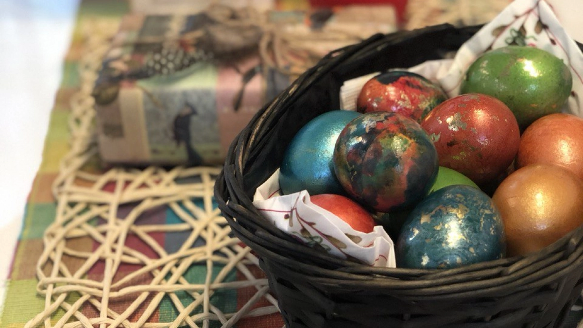 Яйца трескаются и красятся пятнами — как сделать ровные и крепкие «как с картинки» без лишних ошибок