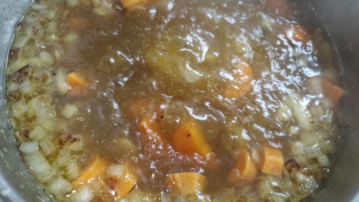 Пересолила суп — раньше выливала, теперь спасаю за 10 минут: проверенные способы, которые реально работают