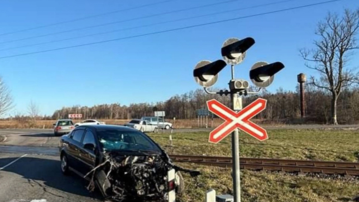 Opel влетел в поезд на переезде в Балтийске: чудом обошлось без жертв
