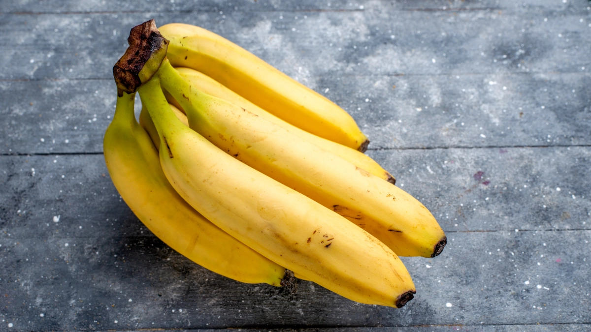 Банановую кожуру в апреле посыпаю солью — не нарадуюсь своей смекалке: лучший лайфхак для лентяев
