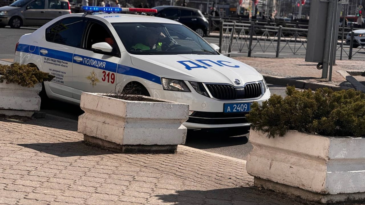 В Калининграде на Панина водитель после ссоры с мужчиной впечатал машину в стену пункта выдачи товаров: что рассказали очевидцы
