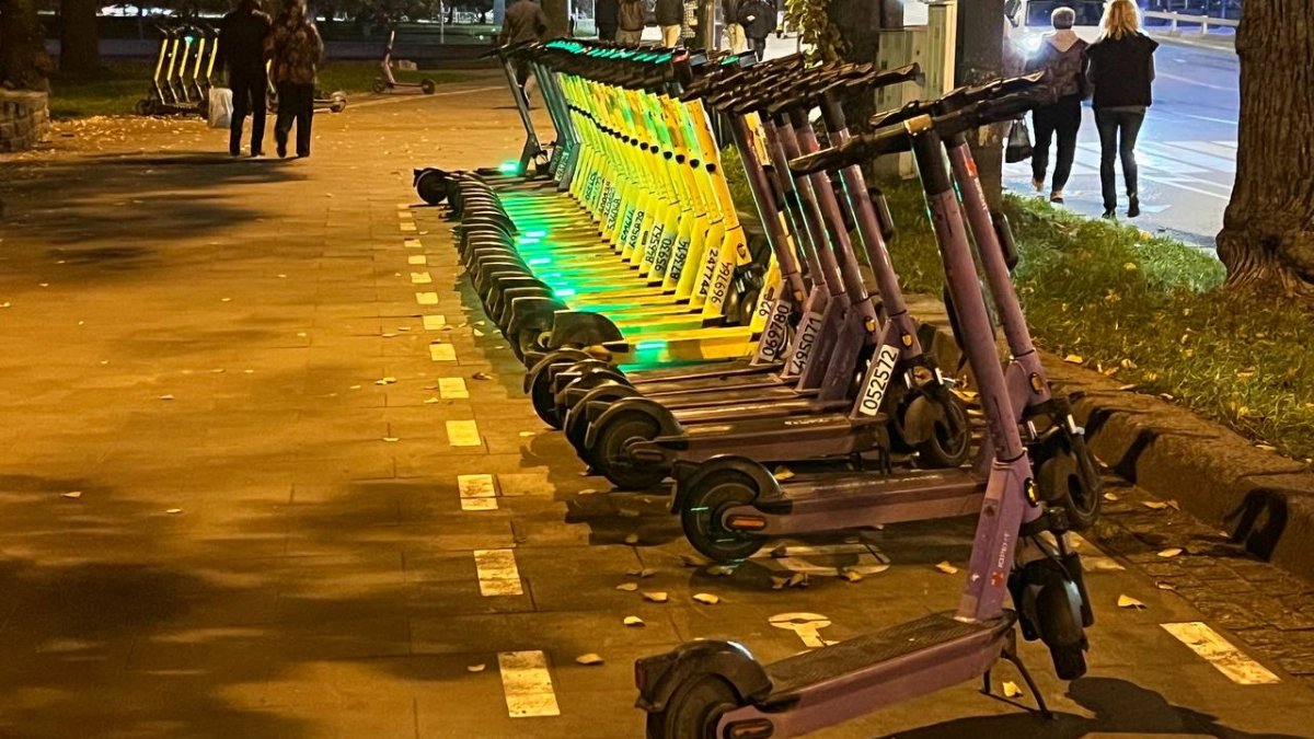 В Светлогорске самокаты начнут увозить на штрафстоянку: власти курорта придумали наказание для операторов за брошенную технику