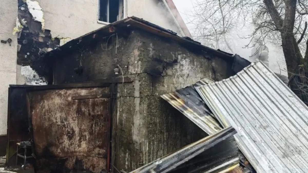 В Зеленоградском районе огонь подобрался к дому через гараж: как спасатели отстояли жильё в посёлке Романово