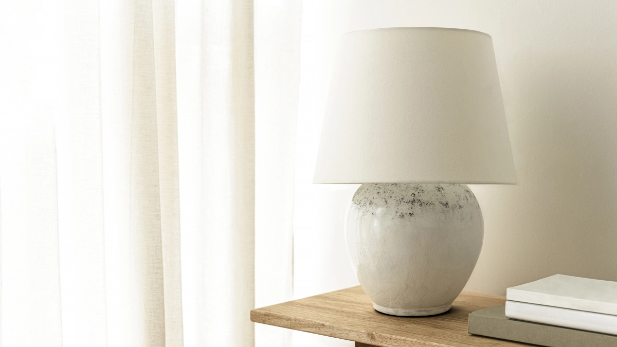 Торшеры дизайнеры называют прошлым веком: в 2026 году есть новые решения, которые меняют свет в доме