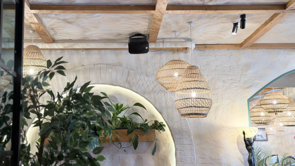 Люстра больше не в моде: как теперь в 2026 году делают свет в современных интерьерах