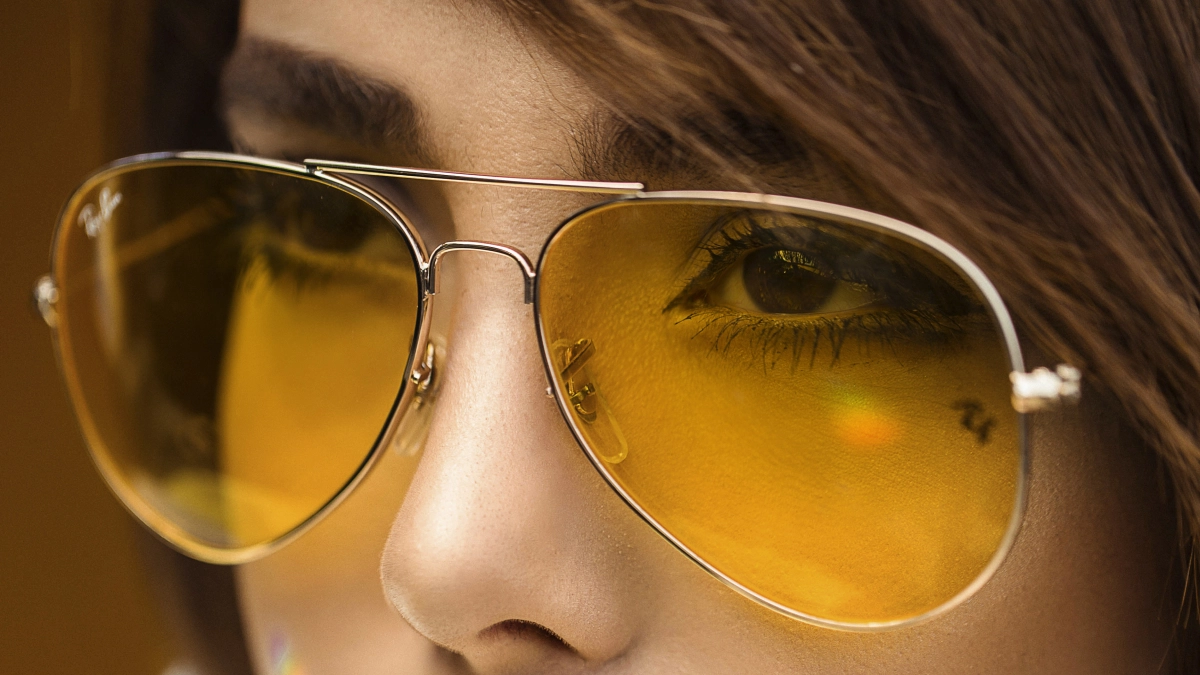 «Авиаторы» больше не в моде: какие очки летом-2026 носят вместо них и почему все переходят на «невидимые» формы