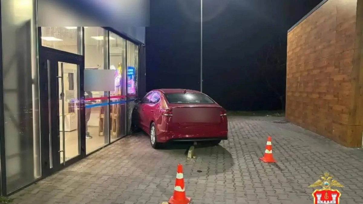 В Калининграде водитель красного Hyundai сначала разнёс стену, а потом схватил полицейских за форму: новые детали скандала