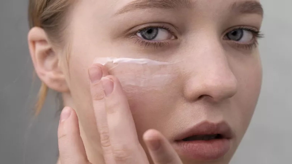 «Денежек мало, а сиять охота»: нашла в магазине у дома шикарный морковный крем за 100 рублей, который стирает морщины как ластик