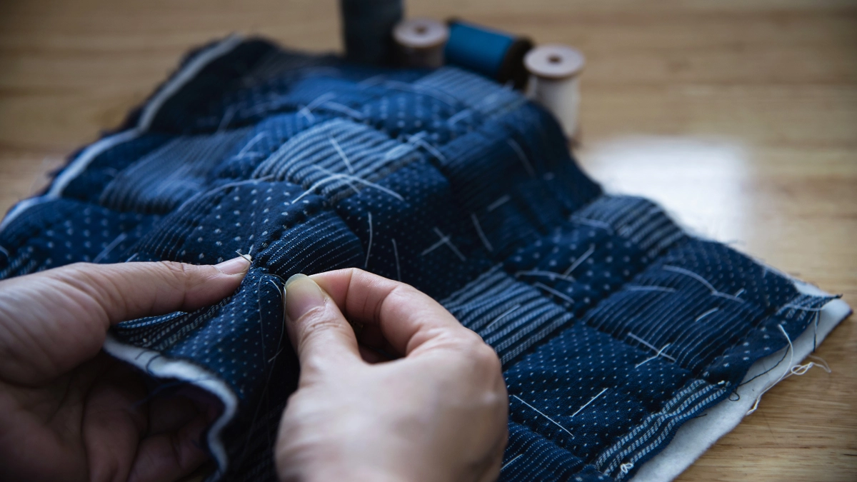 Шью их пачками из старых джинсов: 5 нужных вещей для дома, которые не дают ткани пропасть