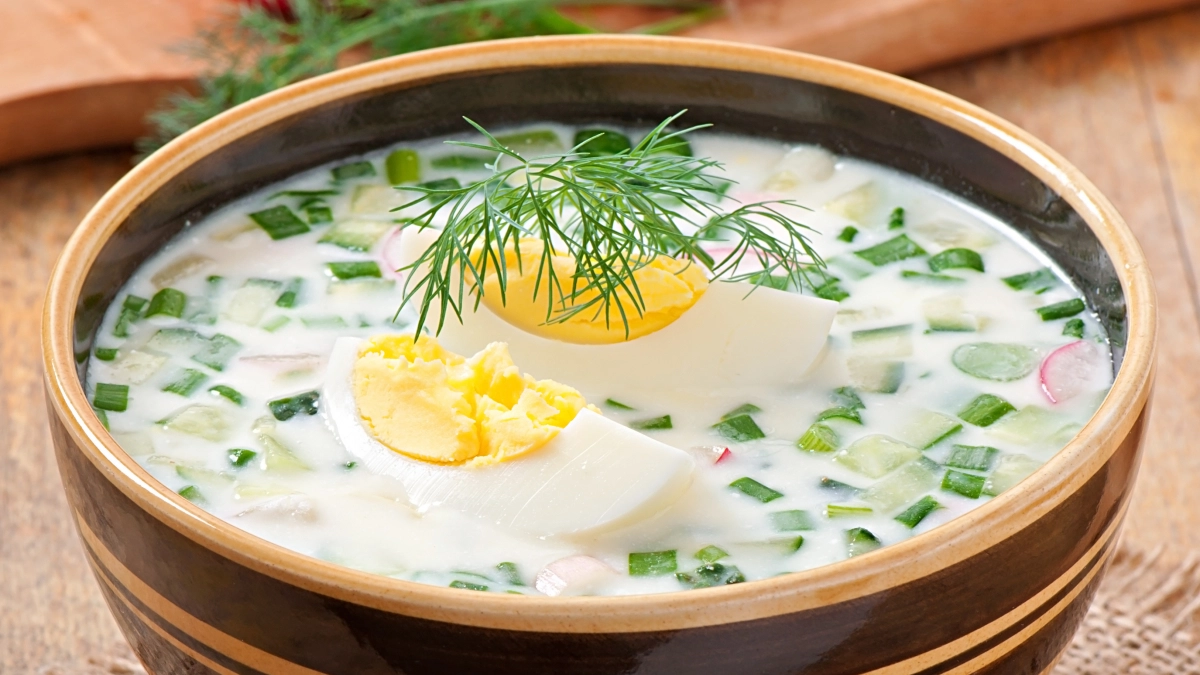 Окрошка без кваса и кефира: какая основа действительно полезнее и почему врачи советуют другой вариант