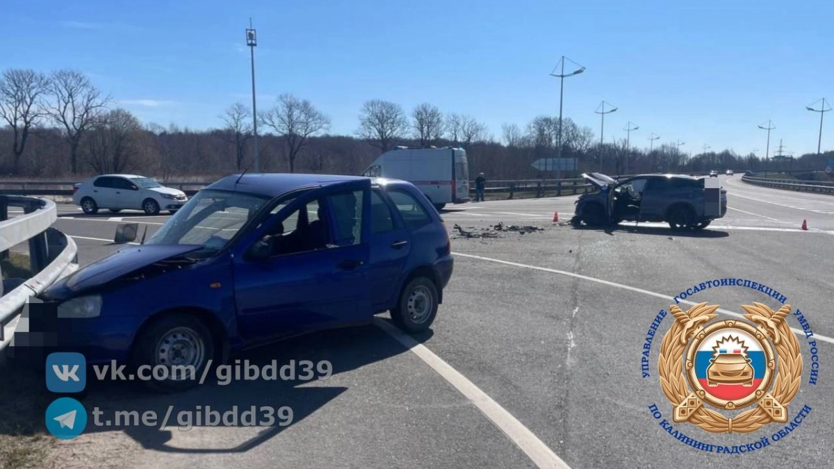 На подъезде к Пионерскому столкнулись «Лада» и кроссовер — водитель госпитализирован