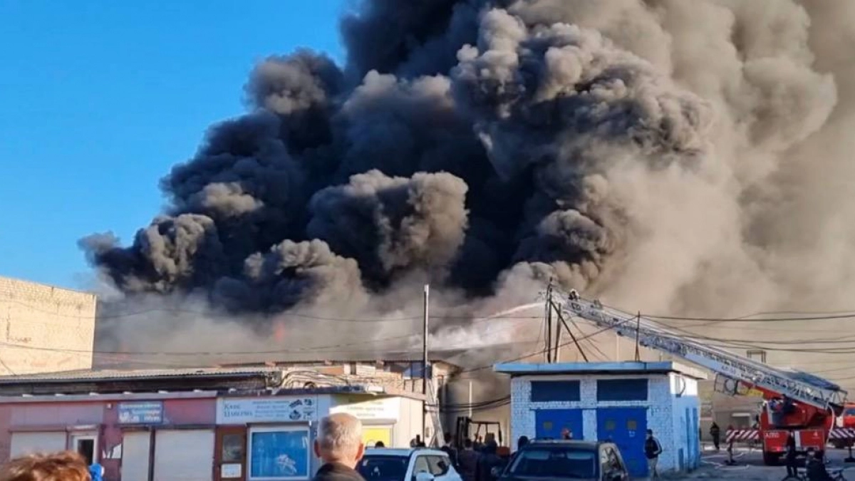 Чёрный дым над Камской: в Калининграде очередной пожар - загорелись склады