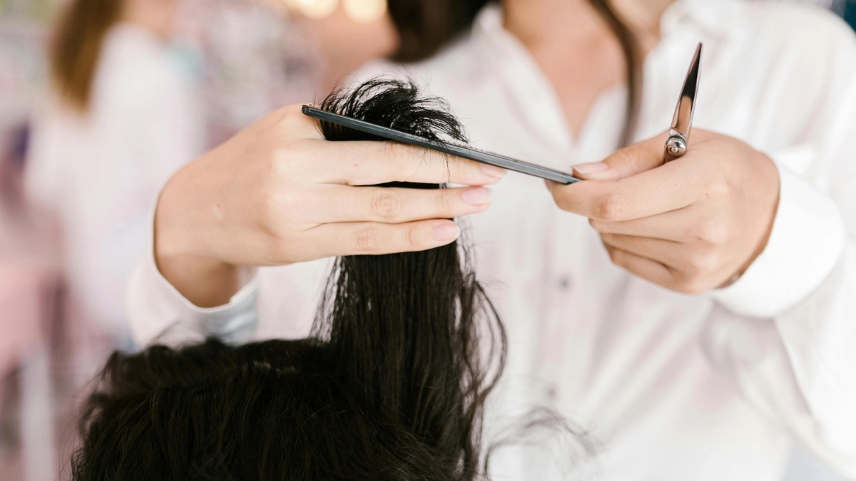 Не каре и не каскад: стрижки для женщин 50+, которые делают лицо свежее — тренд весны 2026