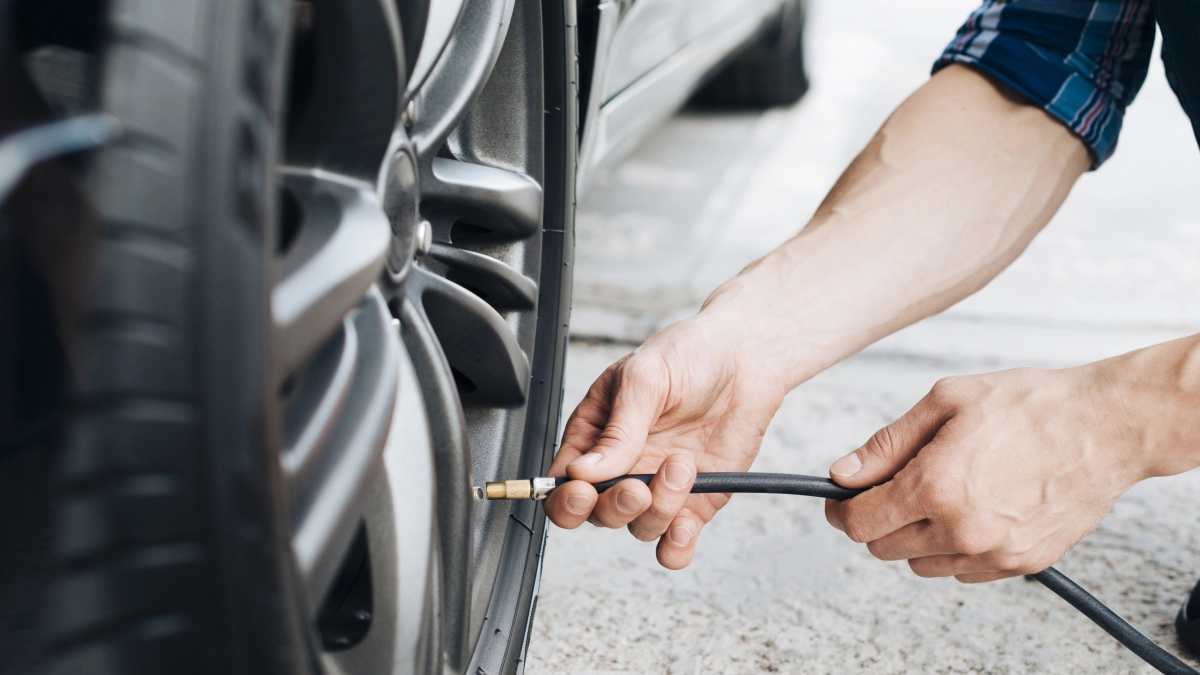 Качаете шины «по привычке» до 2 бар и переплачиваете: как выставить давление правильно и продлить ресурс авто