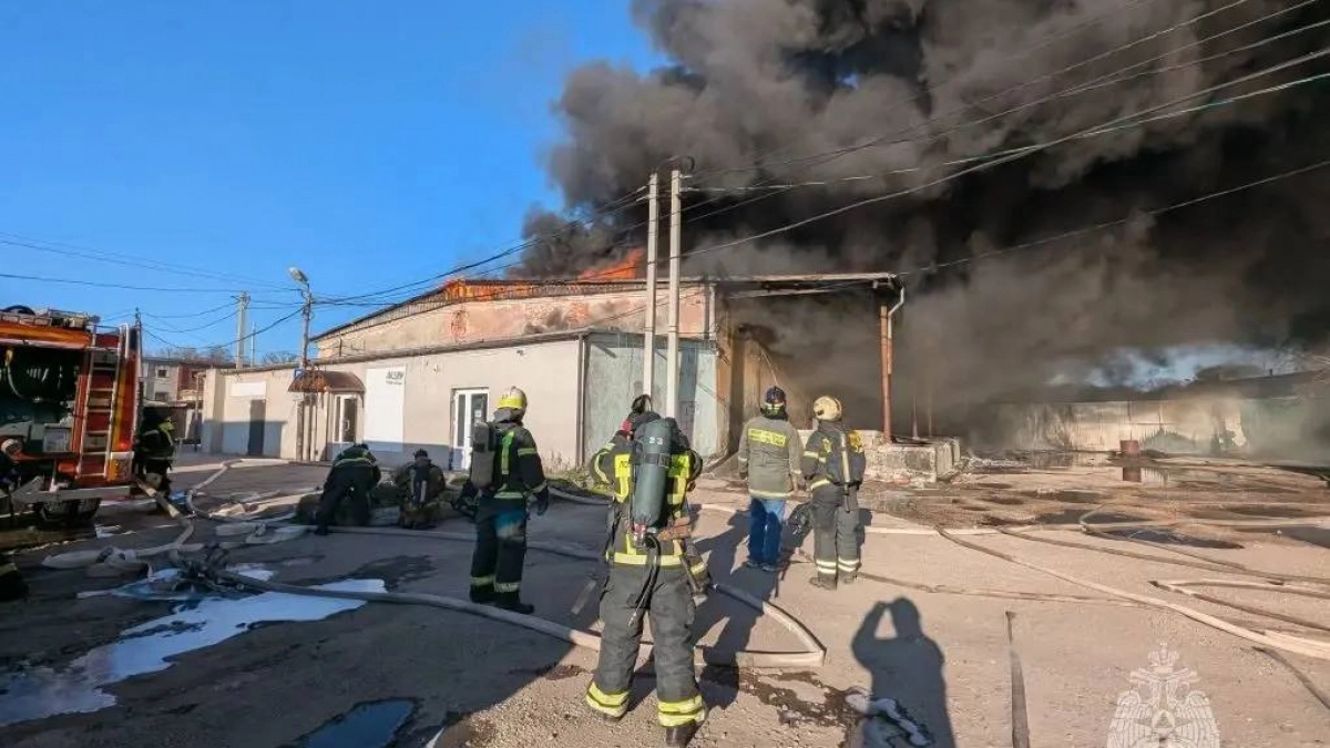 Пламя разрослось до тысячи “квадратов”: что известно о пожаре на Камской в Калининграде к этому часу