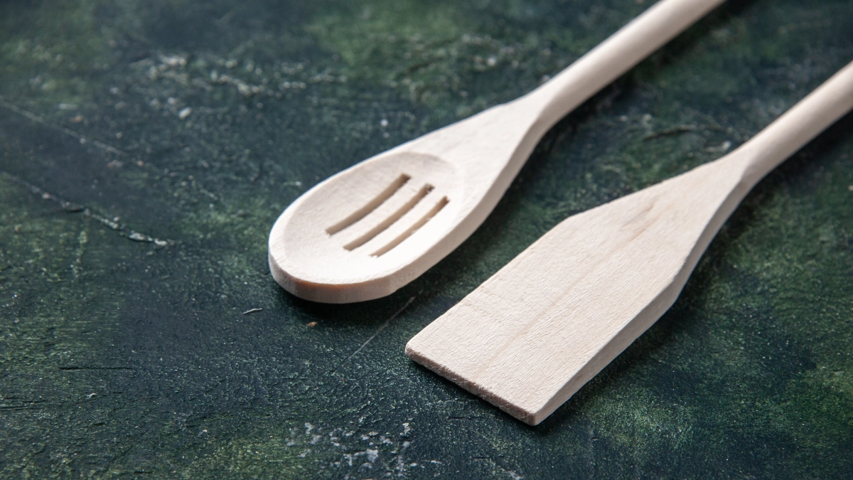 Для чего нужна кухонная лопатка с прорезями: 99% хозяек используют её неправильно - зачем она нужна на самом деле