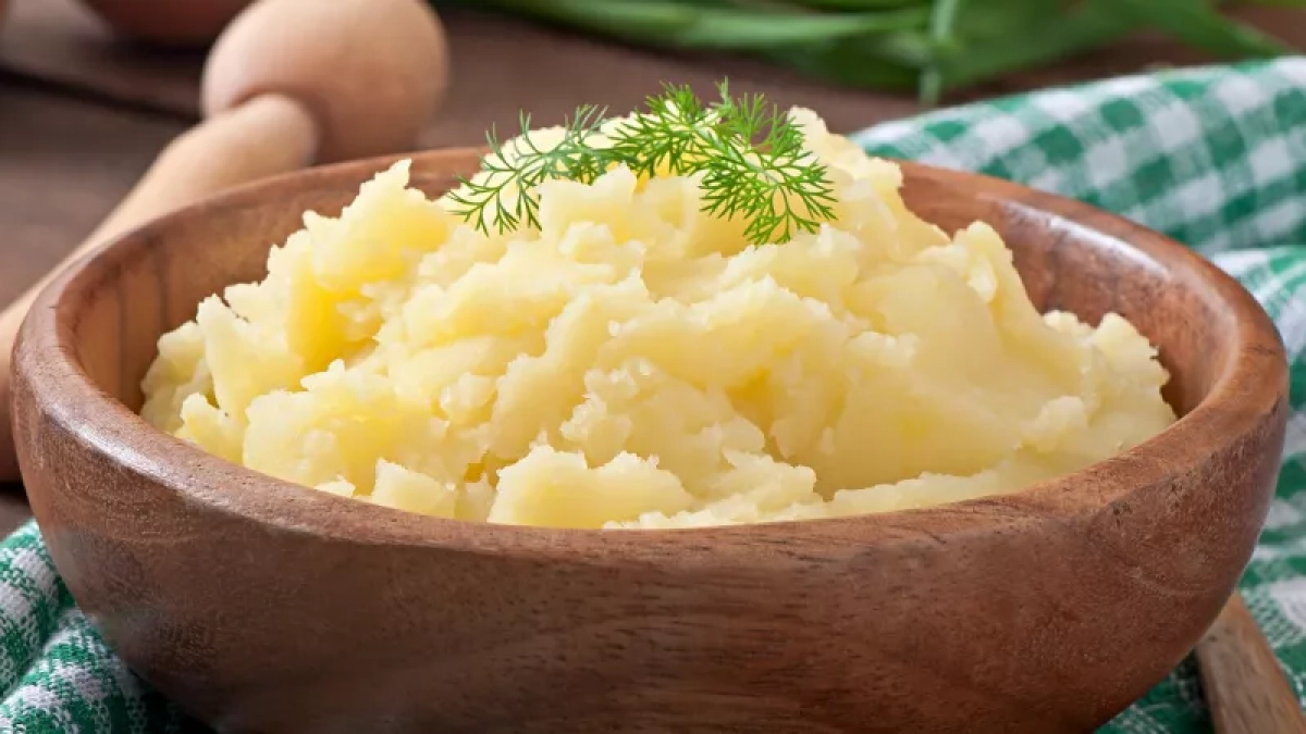 Зачем опытные кулинары добавляют уксус в воду при варке картофеля: простой трюк, который меняет результат