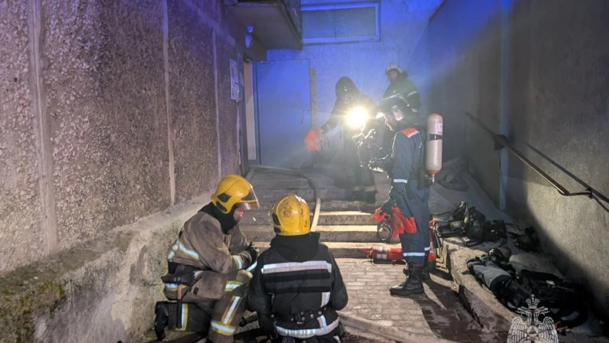 В Калининграде на Инженерной жильцы выбегали из огня в нижнем белье — жуткие подробности ночного пожара