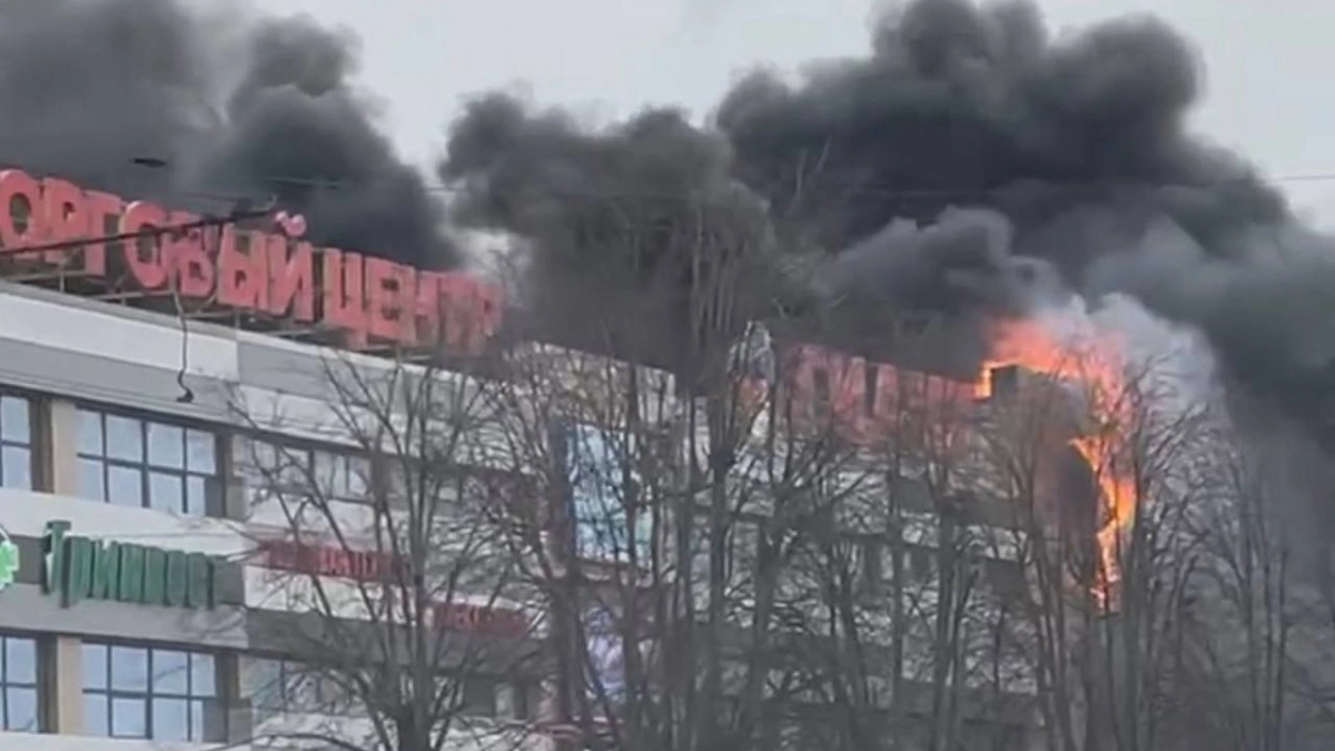 В Калининграде подростки регулярно пытаются проникнуть в здание сгоревшего ТЦ «Гигант»