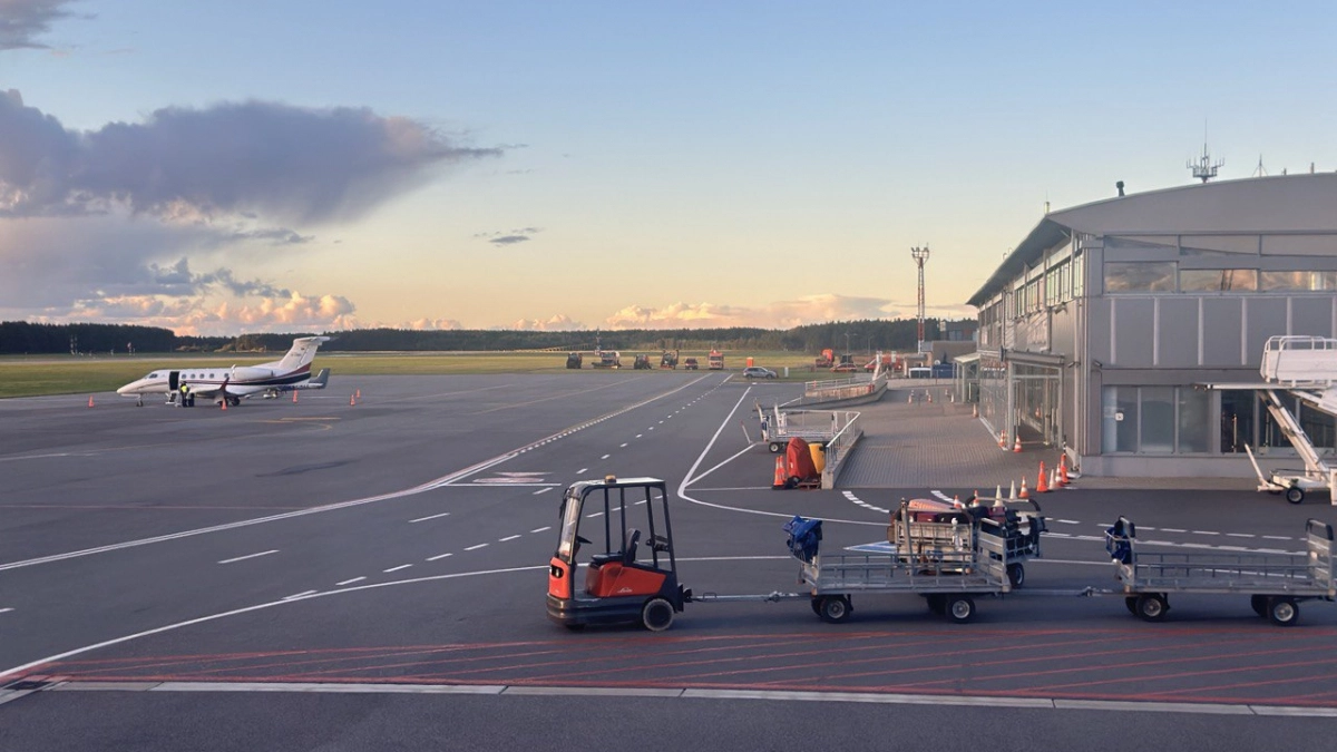 В Калининграде аэропорт Храброво работает с перебоями: что известно о задержках и отменах рейсов утром 13 апреля