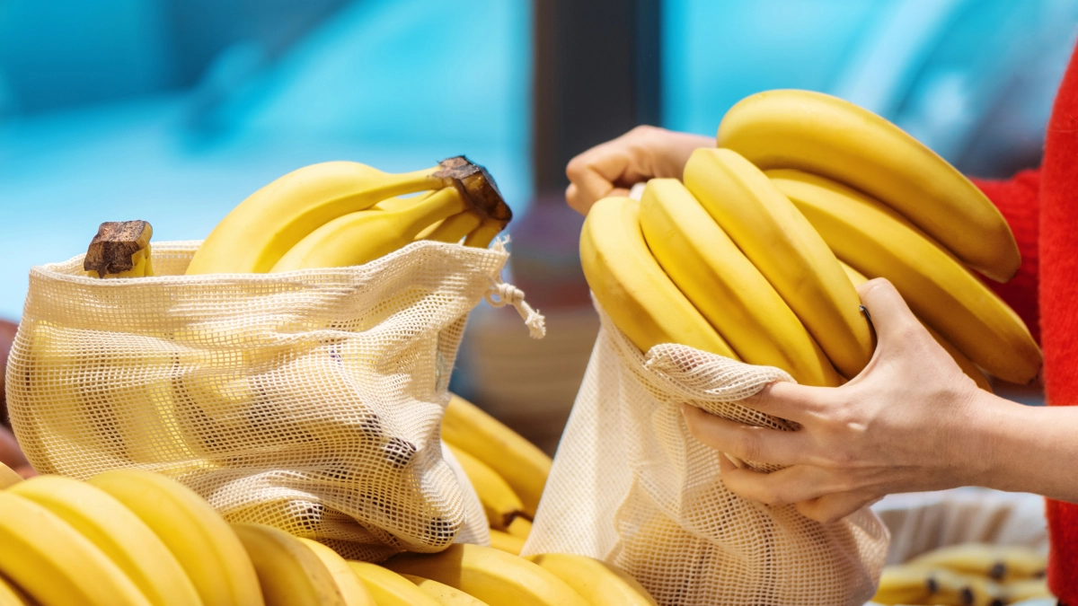 Зачем продавцы "Магнитов" и "Пятёрочек" незаметно забирают себе из ящиков с бананами маленькие пакетики? Вы удивитесь