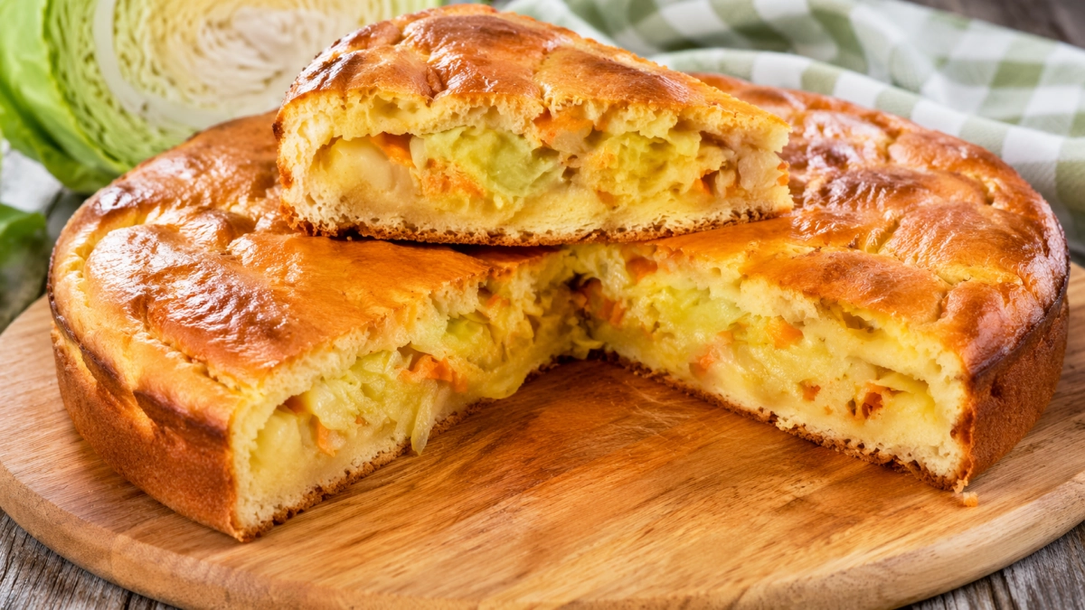 Яблоки уже не в моде: нежнейшая шарлотка с капустой — быстрый пирог на кефире, домашних за уши не оттащишь