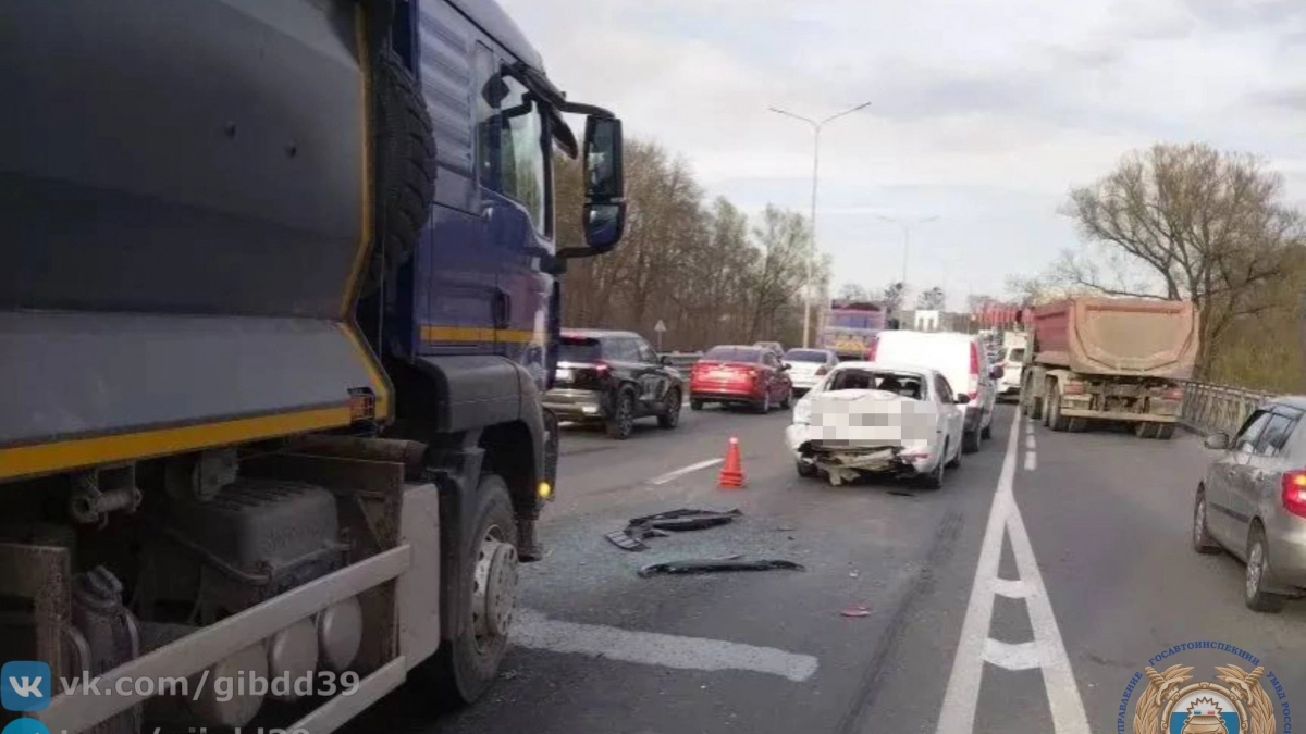 В Калининграде на Московском проспекте грузовик спровоцировал тройное ДТП, пострадал двухлетний ребёнок