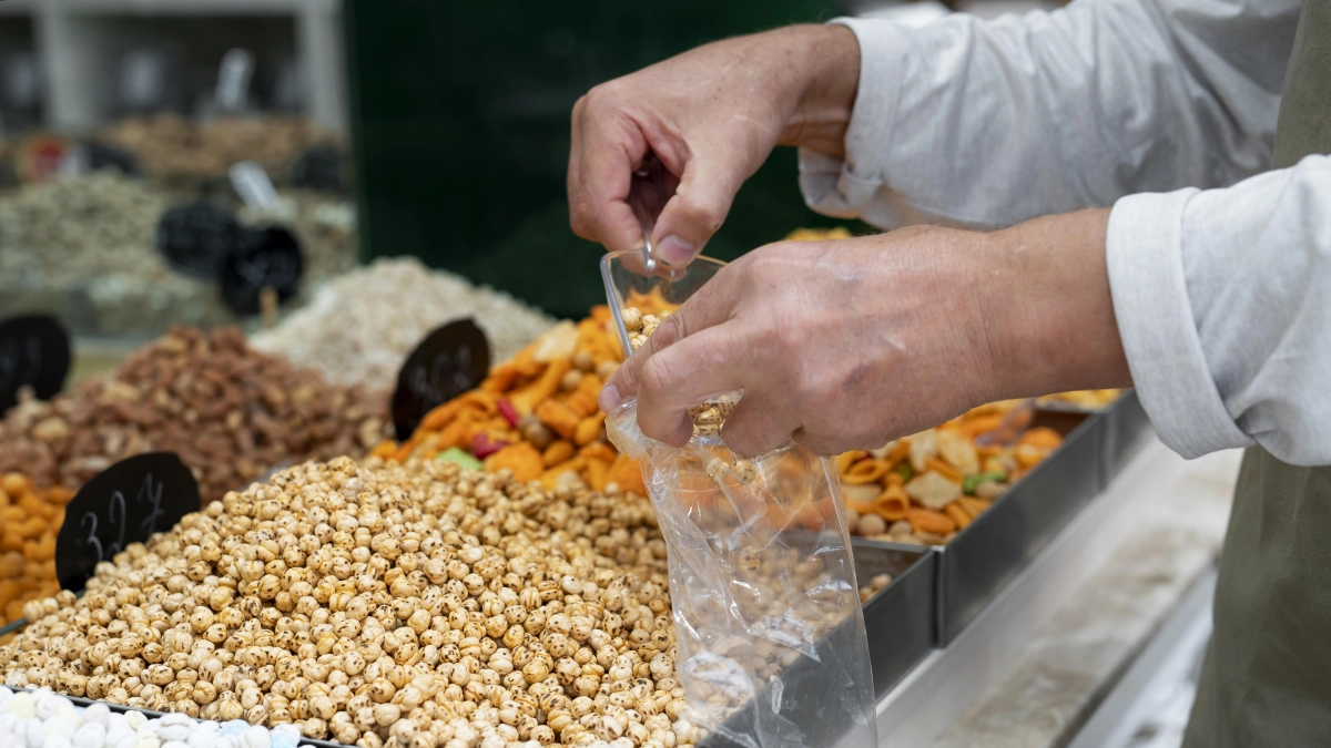 Бывшие сотрудники "Магнита" и "Пятерочки" никогда не покупают конфеты на развес: причина оказалась серьезной