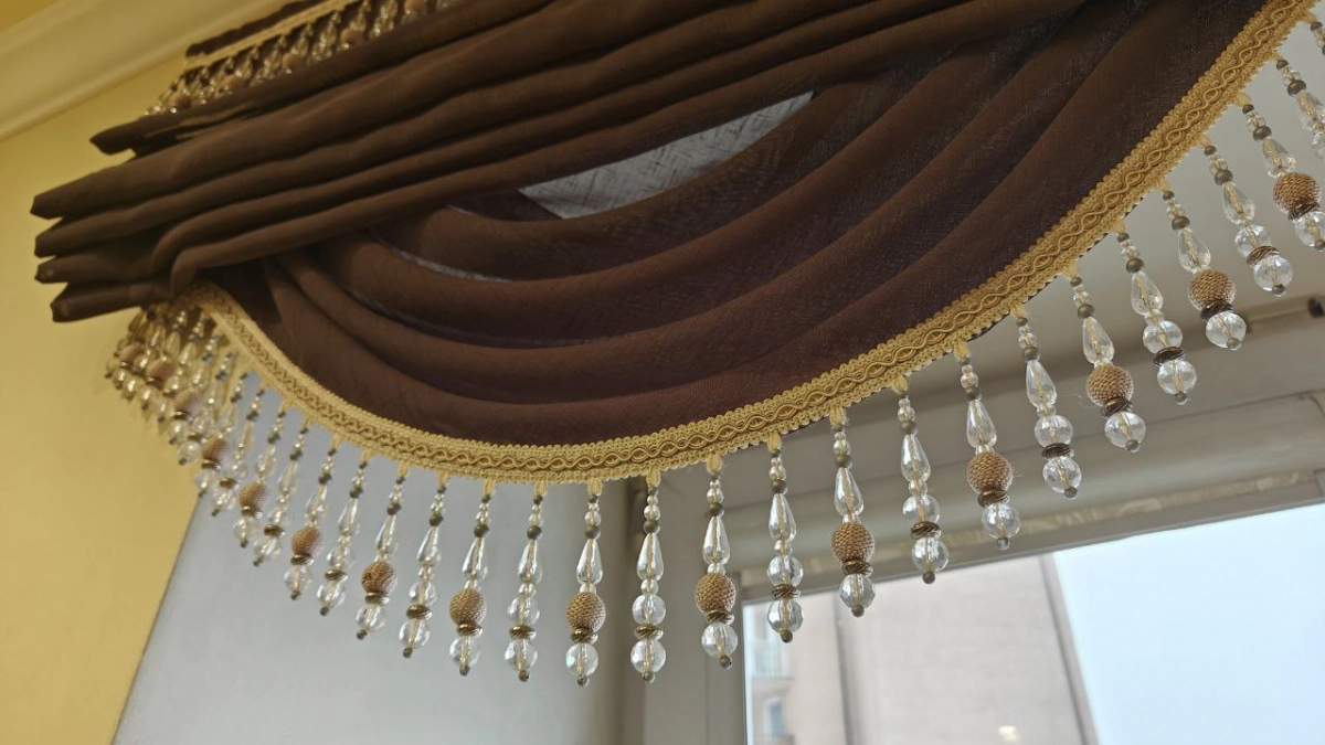 Ламбрекены и кружевной тюль выдают устаревший вкус: в 2026 году окна оформляют по-другому — 5 решений