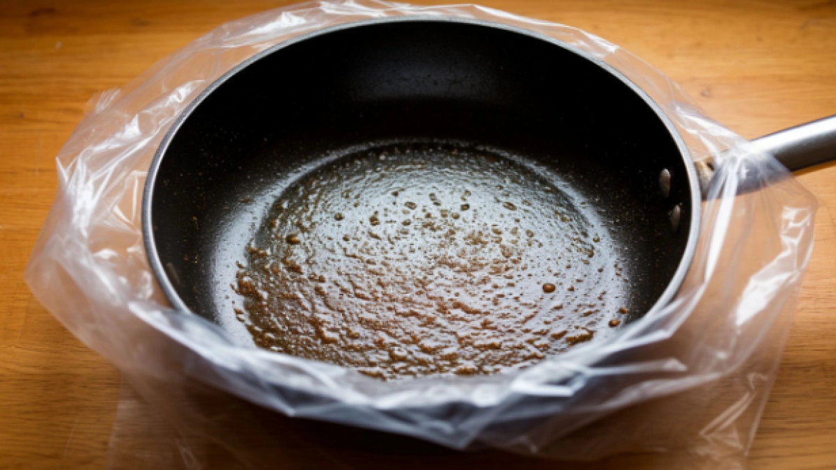 Положила сковороду в пакет на ночь — вековой нагар сошёл сам без усилий, поверхность стала чистой и гладкой, как новая