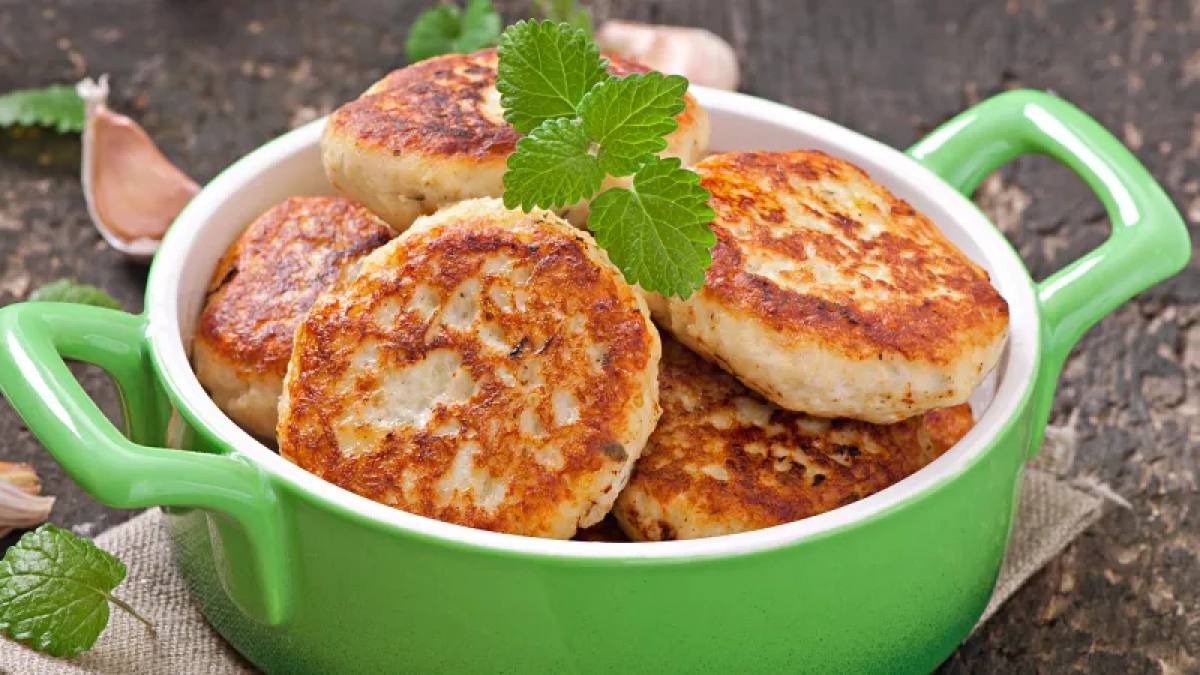 Котлеты получаются мягче облака: один простой ингредиент делает фарш сочным и нежным - лайфхак от бабушки
