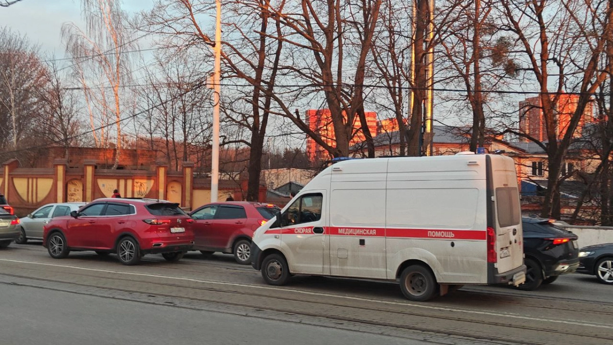 В Калининграде свидетельница с балкона увидела, как контейнер придавил мужчину: подробности ЧП с мусоровозом