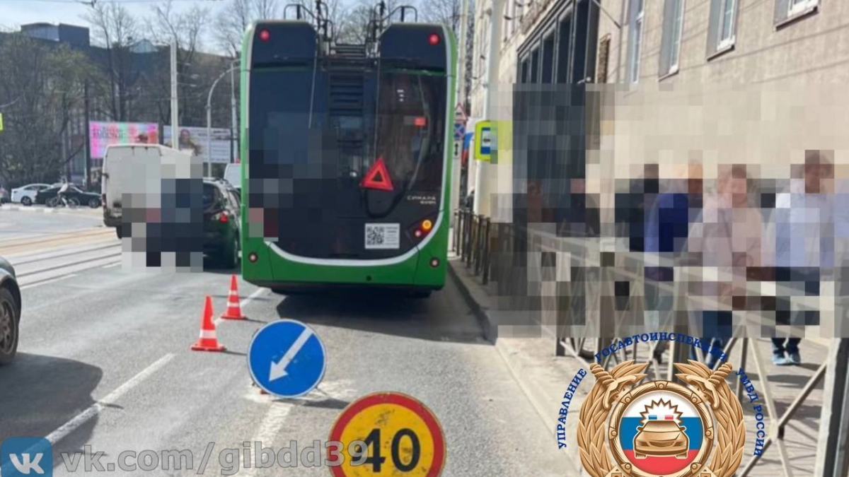 Резкое торможение в утреннем троллейбусе Калининграда обернулось падением пассажирки — детали происшествия