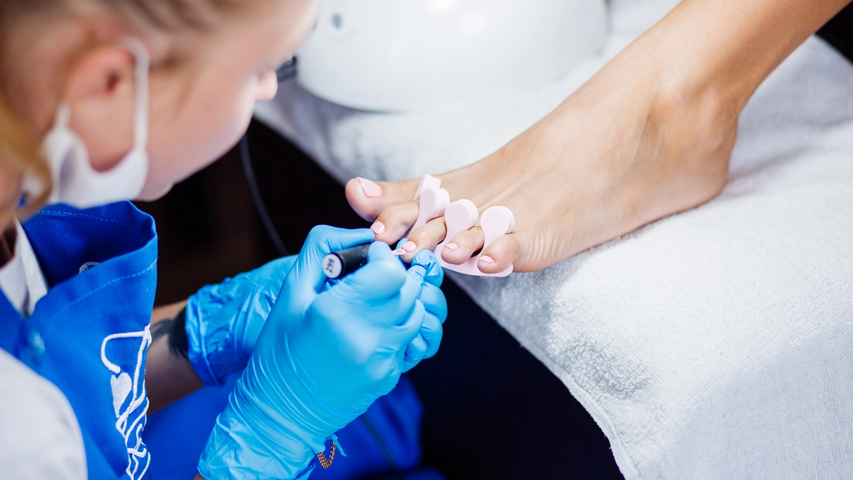 Сделаете 1 раз — и больше не захотите возвращаться к старому: 5 трендов педикюра-2026, которые уже выбирают в салонах