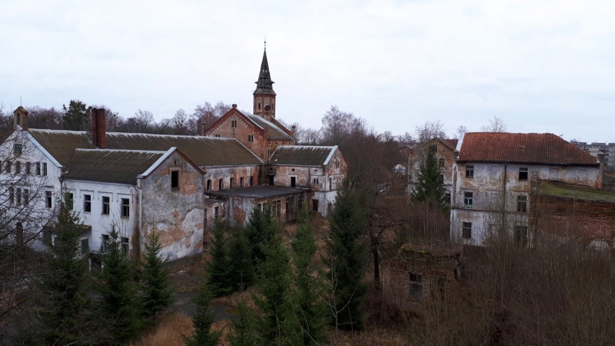 Туда не возят туристов: жуткие заброшенные аэродромы и усадьбы Калининградской области, которые помнят голоса прошлого века