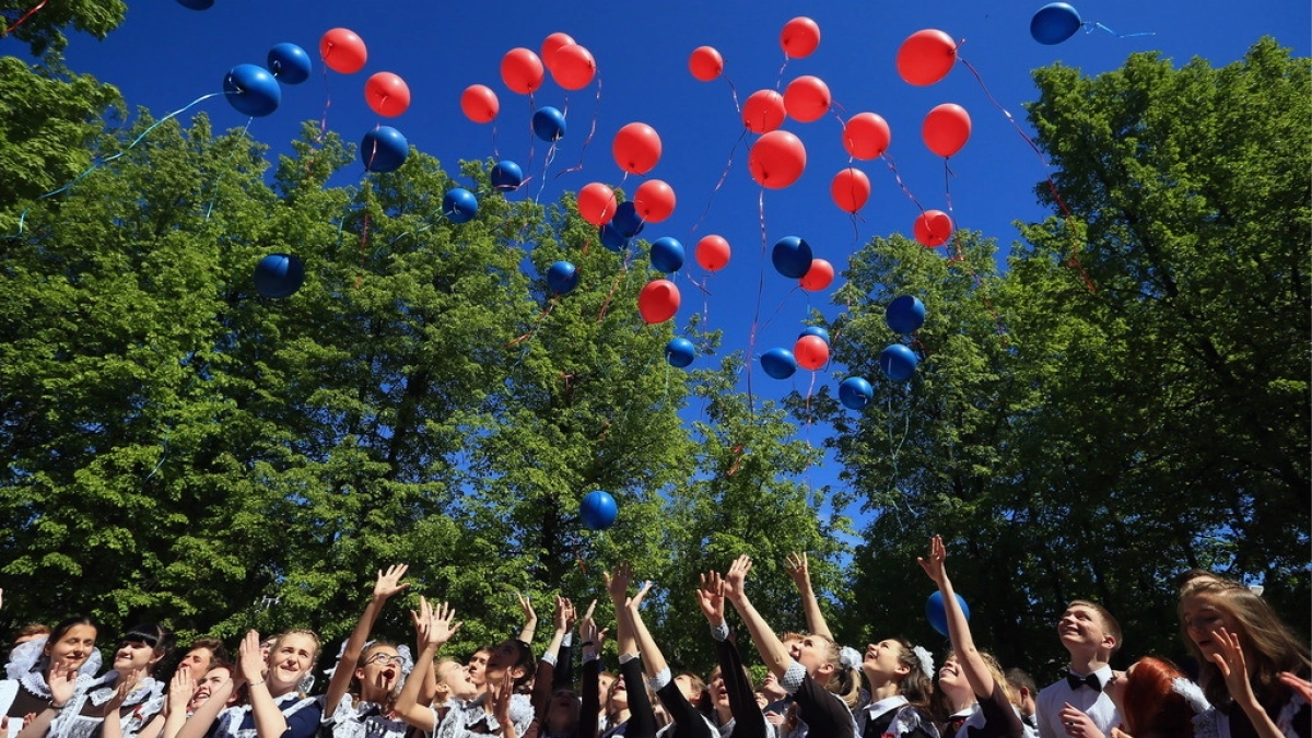 Выпускной 2026 уже совсем близко: какой фасон платья не заставит вас краснеть на фото через десять лет - советы стилистов