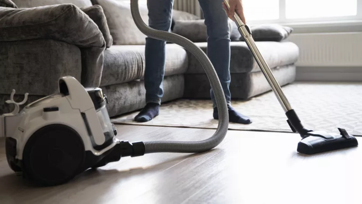 Пылесос больше не нужен: простой способ за 10 минут убрать пыль и волосы с пола без лишней возни
