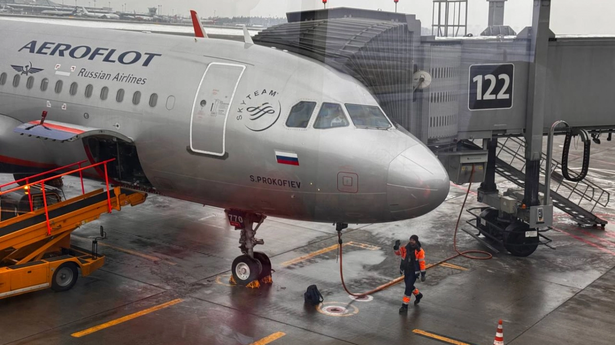 Стюардесса объяснила, почему в самолёт не стоит надевать джинсы и кроссовки — ошибки, которые допускают многие пассажиры