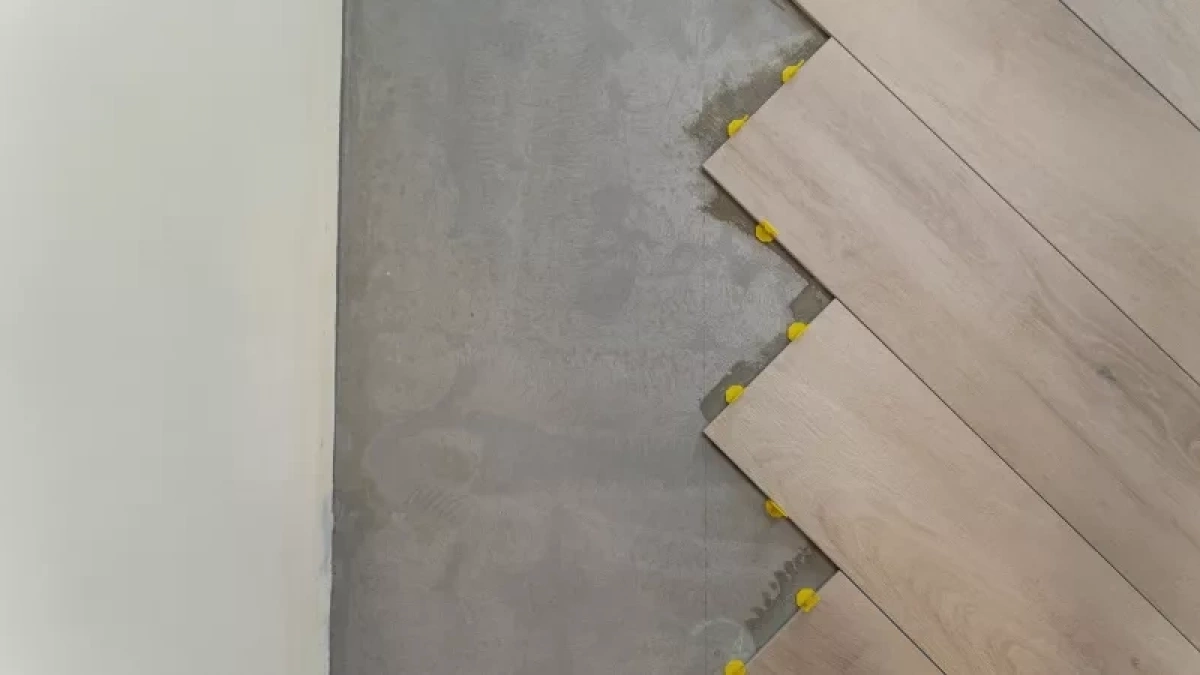 Ламинат и паркет больше не в приоритете: какой «вечный» пол дизайнеры выбирают в 2026 году