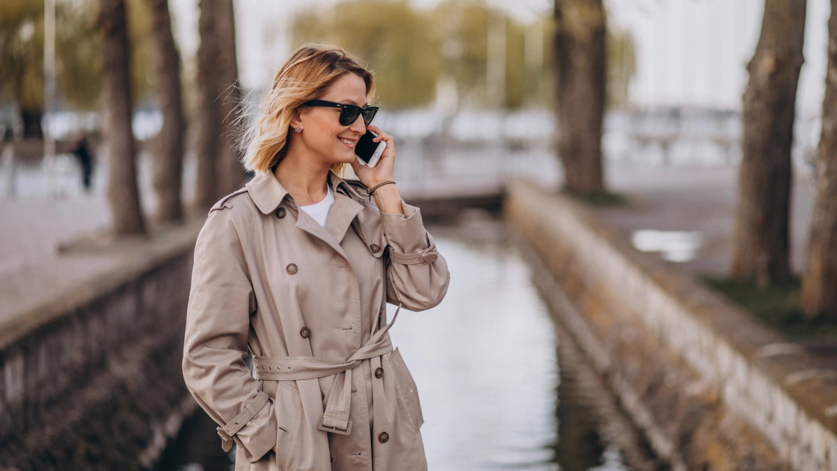 Тренч уже носят иначе: как в 2026 выглядеть стильно без новых покупок и полностью обновить образ за счёт деталей