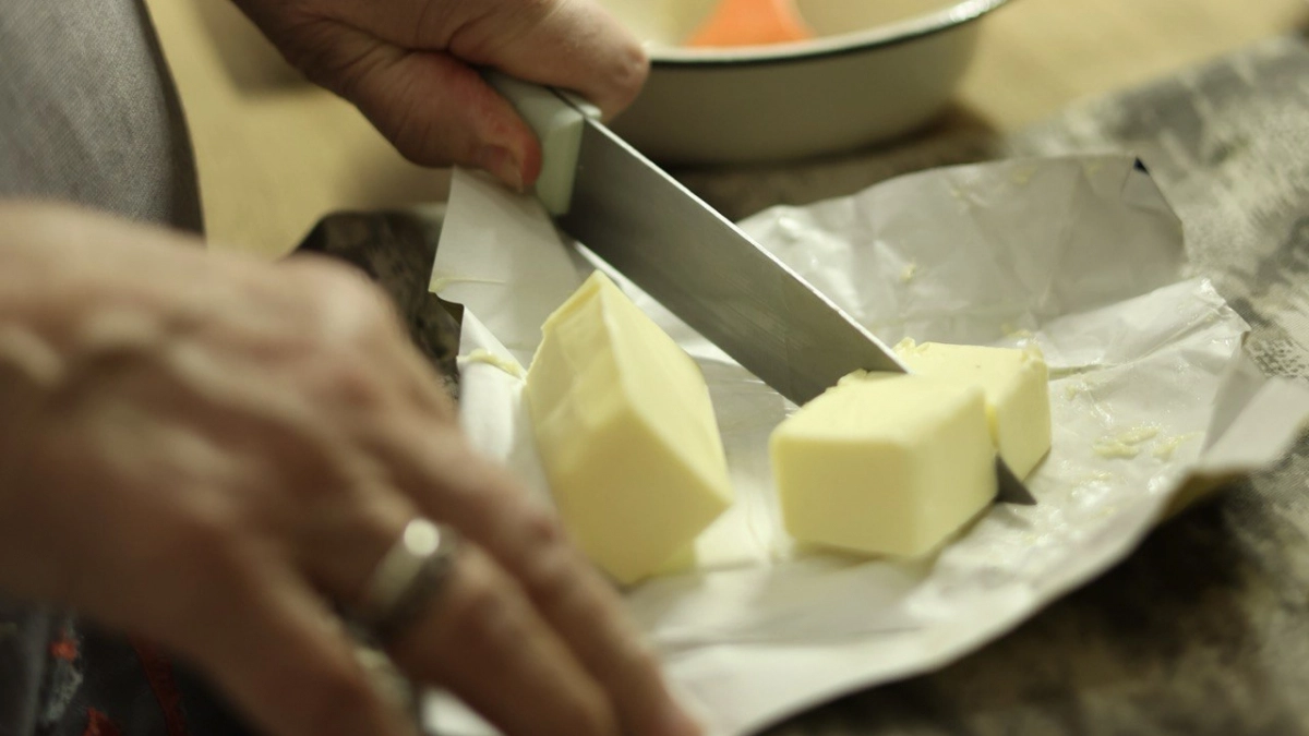 Какое сливочное масло лучше — 72,5% или 82,5%: шеф объяснил, что влияет на вкус и результат