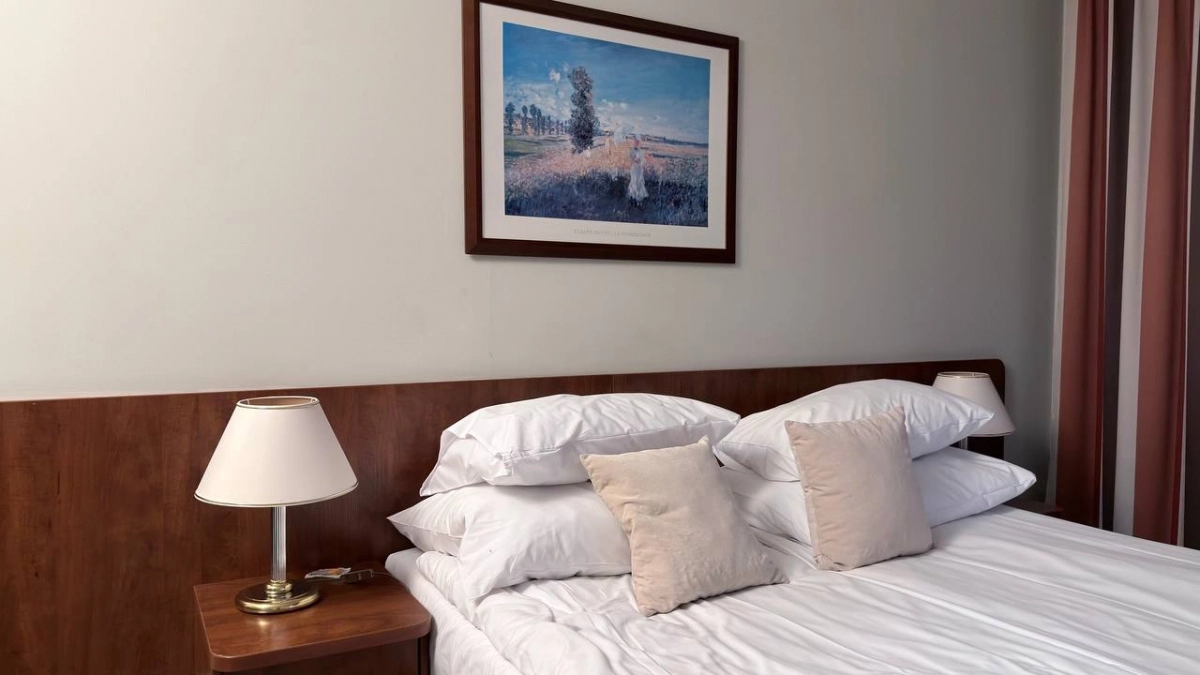 Кажется красивым, а мешает спать: какое постельное бельё лучше не покупать в 2026